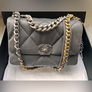 🔥CHANEL 19 Lambskin Quilted Medium Flap in Grey